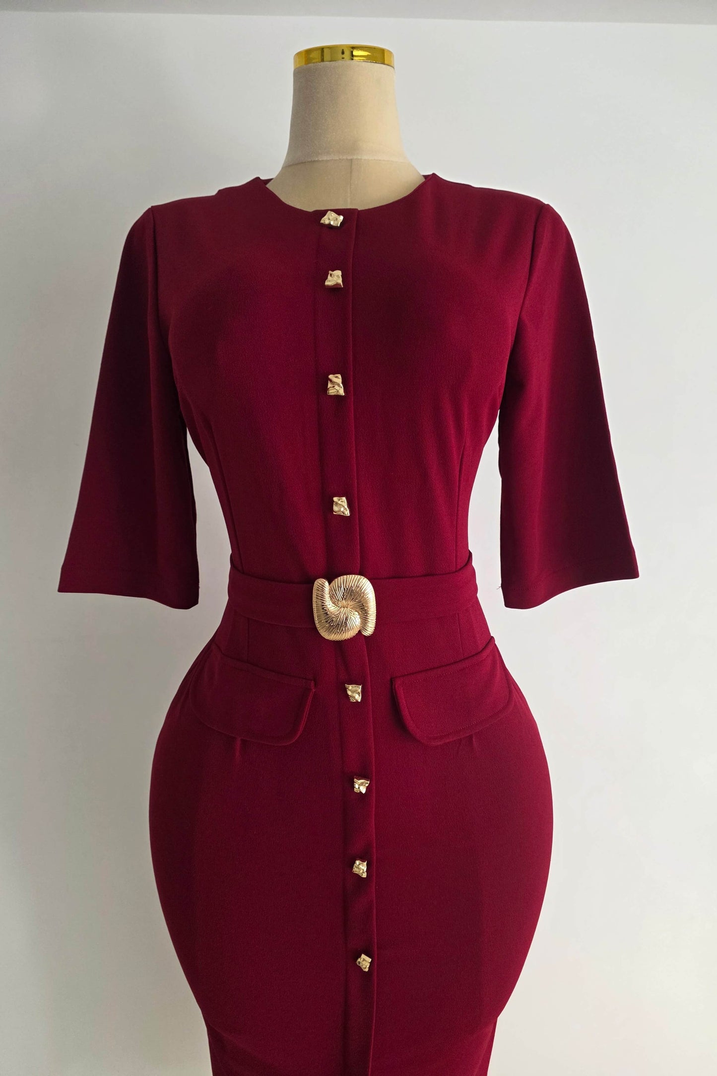 Vestido burdeos midi abotonado con detalles dorados