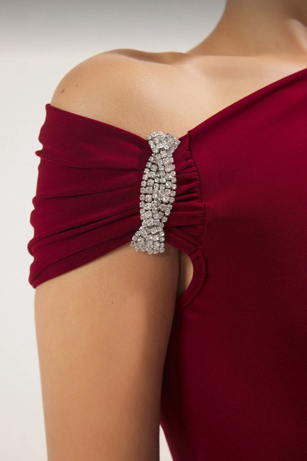 Vestido largo burdeos asimétrico corte sirena y detalle joya