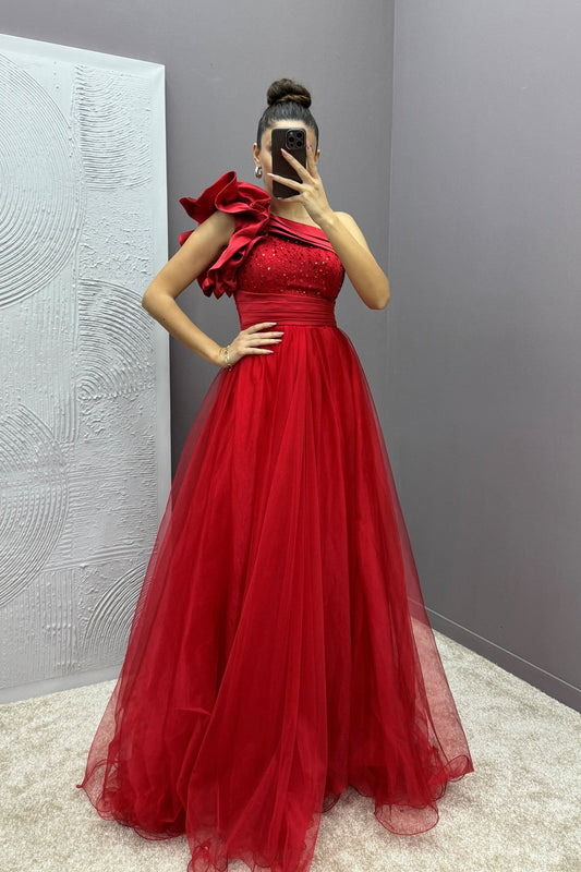 Vestido de gala rojo asimétrico con bordado y tul